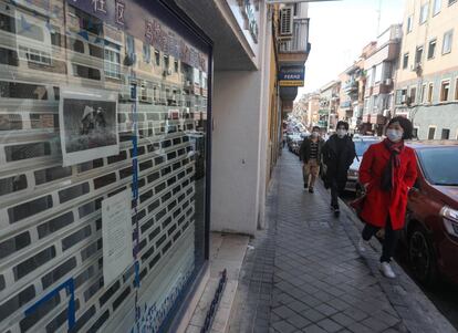 Un comercio cerrado, en el distrito madrileño de Usera.