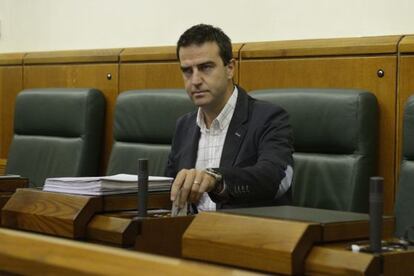 Gorka Maneiro, parlamentario de UPyD, durante el debate en el Parlamento vasco sobre la Ley Municipal.