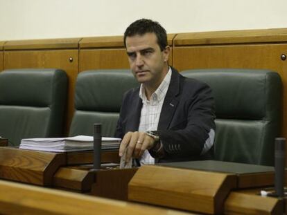 Gorka Maneiro, parlamentario de UPyD, durante el debate en el Parlamento vasco sobre la Ley Municipal.