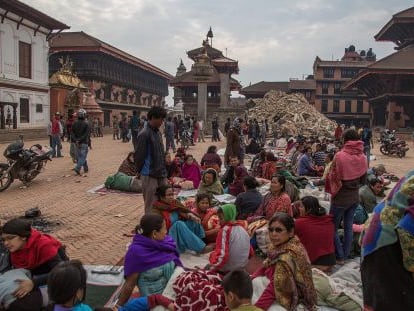 Habitantes de la ciudad de Bhaktapur se han instalado en una plaza.