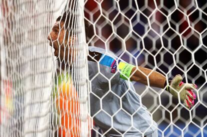 El jugador de la selección italia de fútbol Gianluigi Buffon celebra la victoria frente a Bélgica en una partido de la Eurocopa, celebrado en Lyon.