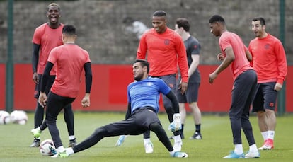 Pogba, a la izquierda, r&iacute;e en el entrenamiento del United.