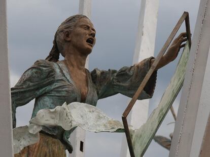 Estatua de Manuela Beltrán rompiendo el edicto en el Parque Nacional del Chicamocha, en Santander (Colombia)