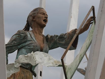 Estatua de Manuela Beltrán rompiendo el edicto en el Parque Nacional del Chicamocha, en Santander (Colombia).