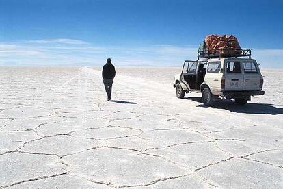 El salar de Uyuni, a 3.650 metros de altura, ocupa una superficie de 12.000 kilómetros cuadrados al suroeste de Bolivia.