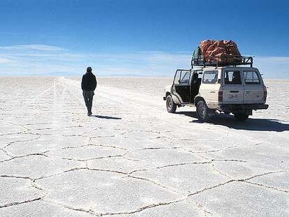 El salar de Uyuni, a 3.650 metros de altura, ocupa una superficie de 12.000 kilómetros cuadrados al suroeste de Bolivia.