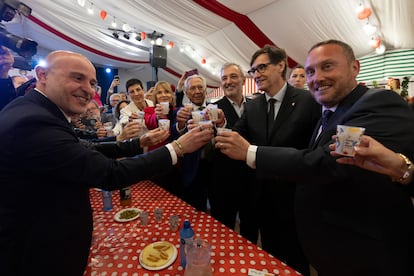 El 'president' Salvador Illa, junto al presidente de FECAC, Daniel Salinero, y el alcalde de Barcelona, Jaume Collboni, en la Feria de Abril de Cataluña este viernes, en Barcelona. 
