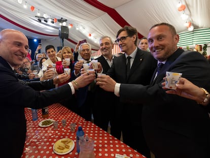 El 'president' Salvador Illa, junto al presidente de FECAC, Daniel Salinero, y el alcalde de Barcelona, Jaume Collboni, en la Feria de Abril de Cataluña este viernes, en Barcelona.