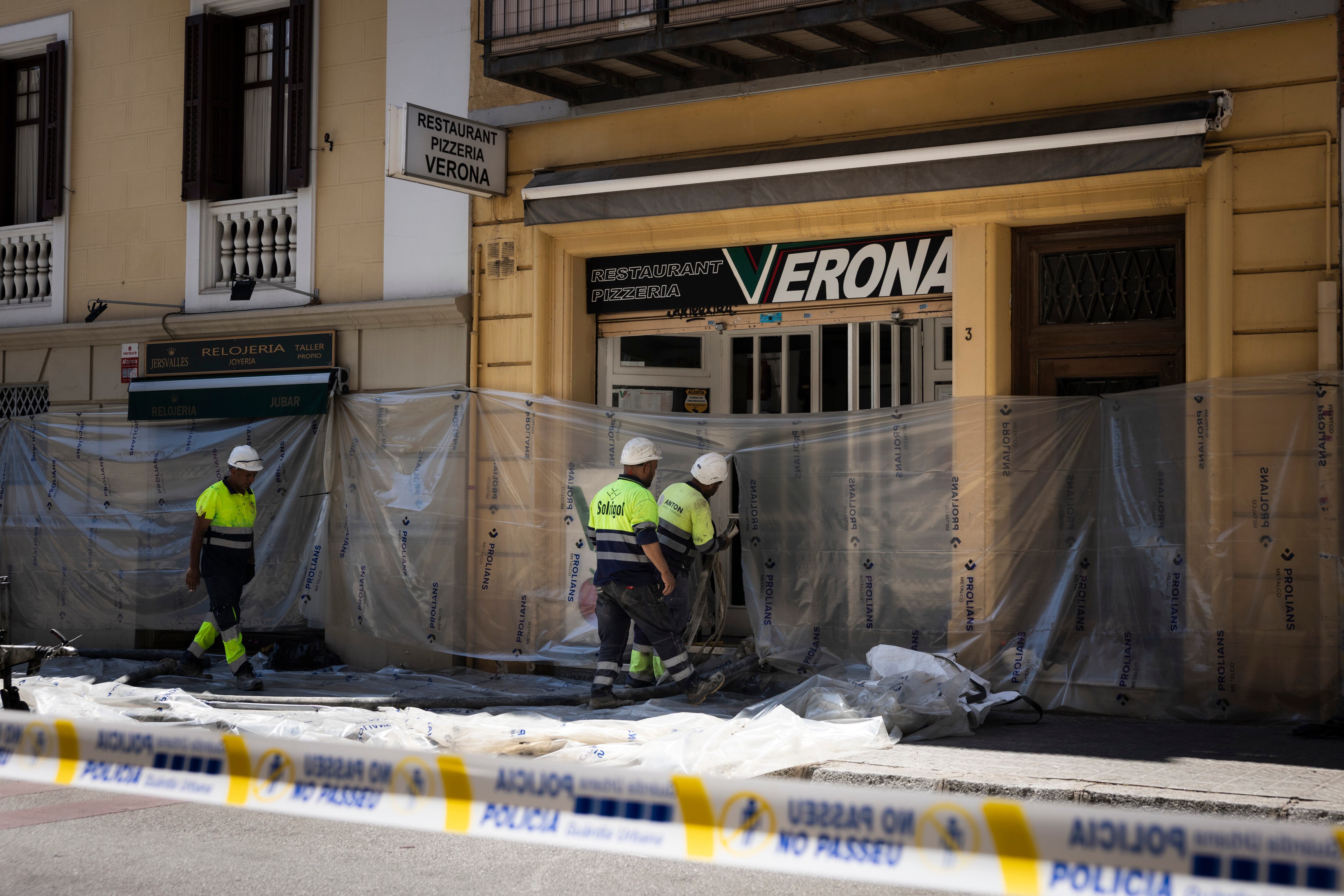 Operarios trabajan de uno de los bloques donde ha aparecido el socavón en el barrio de Putxet de Barcelona, este martes.
