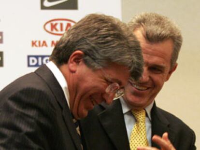El presidente del Atlético, Enrique Cerezo (izquierda), con el nuevo técnico Javier Aguirre.