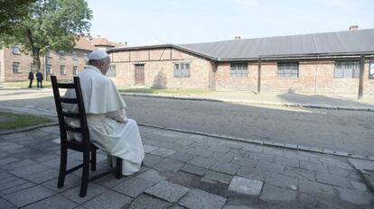 Fotografía facilitada por L'Osservatore Romano que muestra al papa Francisco sentado frente a un barracón durante su visita al campo de concentración nazi de Auschwitz, en Oswiecim, Polonia.