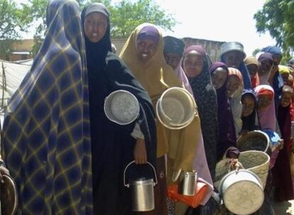 Mujeres somalíes esperan para recoger agua en un campo de refugiados en Mogadishu.