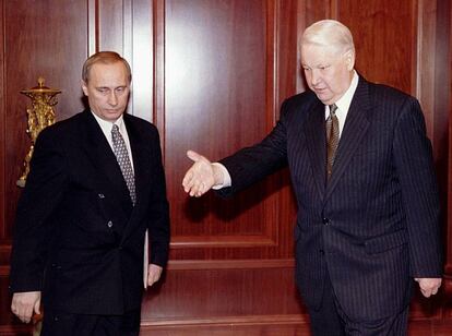 El presidente de Rusia Borís Yeltsin, cede el paso a Putin, responsable entonces del Servicio Federal de Seguridad de Rusia, en un encuentro en el Kremlin en 1998.