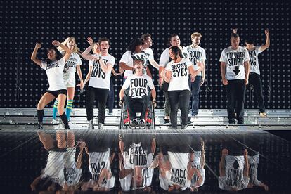 <b>El reparto de <i>Glee, </i>interpretando<i> Born this way </i>y asumiendo con orgullo a través de sus camisetas todos sus <i>defectos.</i> </b>