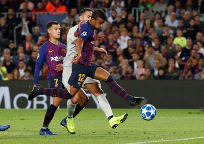 El jugador del Barcelona, Rafinha, marca el primer gol del partido.