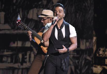 Luis Fonsi interpreta 'Despacito' en la gala de los Grammy en Las Vegas.