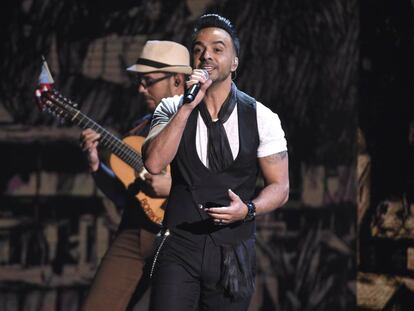 Luis Fonsi interpreta 'Despacito' en la gala de los Grammy en Las Vegas.