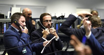 Varios comerciantes trabajan en la Bolsa de Londres.