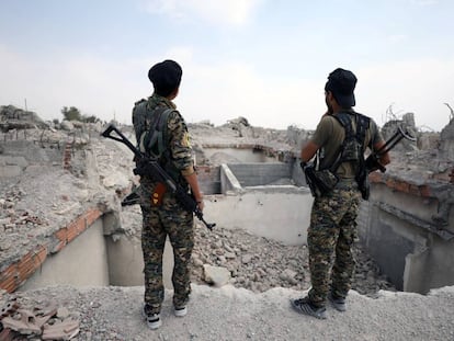 Milicianos kurdos, en un barrio destruido por los combates con el ISIS en Raqa.