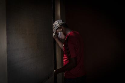 Migrantes haitianos descansan en la habitación de un inmueble de Tapachula, el 7 de agosto de 2021. En los primeros 10 meses del año, el número de solicitudes se triplicó con respecto al mismo periodo de 2020, cuando se contabilizaron cerca de 41.000 trámites. 