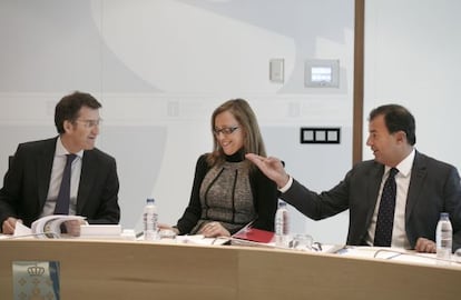 Imagen del presidente de la Xunta y los conselleiros antes de comenzar la reuni&oacute;n del gobierno