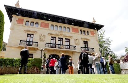 Un grupo de ciudadanos espera en Vitoria su turno para visitar el Palacio de Ajuria Enea.