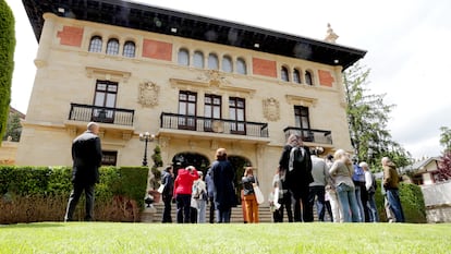Un grupo de ciudadanos espera en Vitoria su turno para visitar el Palacio de Ajuria Enea.