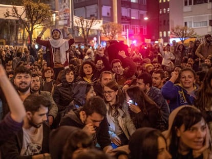 Manifestación en Estambul contra la decisión de repetir las elecciones municipales.