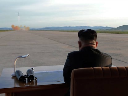 Kim Jong Un observa el lanzamiento de un misil Hwasong-12 en esta foto sin fecha.