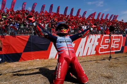 Marc Márquez celebra el triunfo en el GP de Aragón ante sus fans desplazados a Alcañiz.