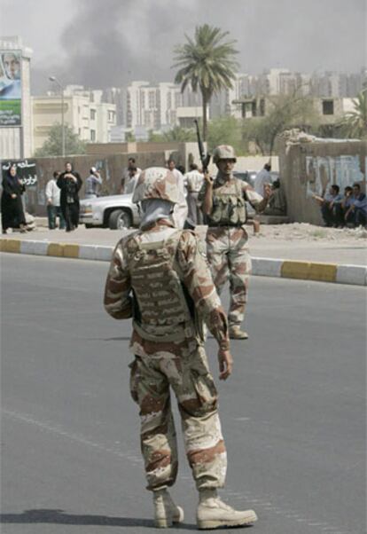 Un soldado iraquí monta guardia en la calle Haifa después de unos graves disturbios en el centro de Bagdad.