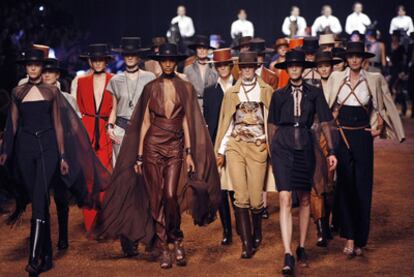 Un grupo de modelos desfila para Hermès con los últimos diseños de Jean Paul Gaultier para la firma.