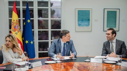 La vicepresidenta, Yolanda Díaz, el presidente del Gobierno, Pedro Sánchez, y el ministro de Economía, Carlos Cuerpo, en una reunión en La Moncloa.