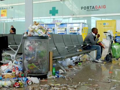 Restos de lixo no terminal 1 do Aeroporto de Barcelona.