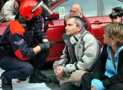 Un <i>ertzaina</i> habla con Joseba Permach momentos antes de la carga contra la manifestación.