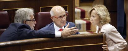 Josep Sánchez Llibre y Josep Antoni Duran, de CiU, hablan con la vicepresidenta Elena Salgado en el Congreso.