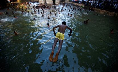Un creyente salta hacia el agua durante una ceremonia de bendición, en Gondar (Etiopía).