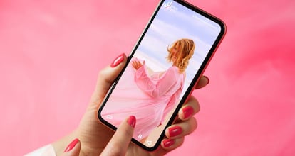 Una usuaria mirando contenido en TikTok