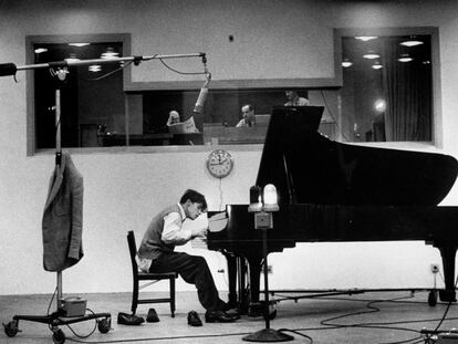 El pianista Glenn Gould toca el piano en unas grabaciones de Bach.