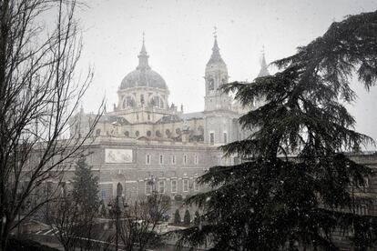 Vista del Palacio Real y la Catedral de la Almudena durante la jornada de nieve en Madrid, el 5 de febrero de 2018.