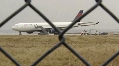 Equipos de seguridad y artificieros, junto el Airbus 330 procedente de Ámsterdam estacionado en una las pistas del aeropuerto de Detroit.