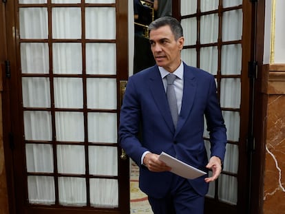 MADRID, 18/06/2025.- El presidente del Gobierno, Pedro Sánchez, se va del hemiciclo durante la sesión de control al Ejecutivo que se celebra este miércoles en el Congreso. EFE/Chema Moya