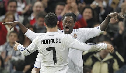 Adebayor corre a abrazarse con Cristiano Ronaldo tras cerrar la goleada madridista.