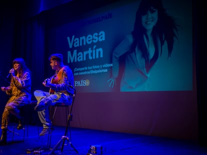 Vanesa Martin interpreta una canción de su último disco en un encuentro de EL PAÍS+, en los Teatros Luchana.