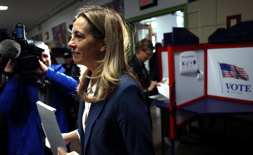 La candidata demócrata Mikie Sherrill vota en las elecciones a gobernador de Nueva Jersey