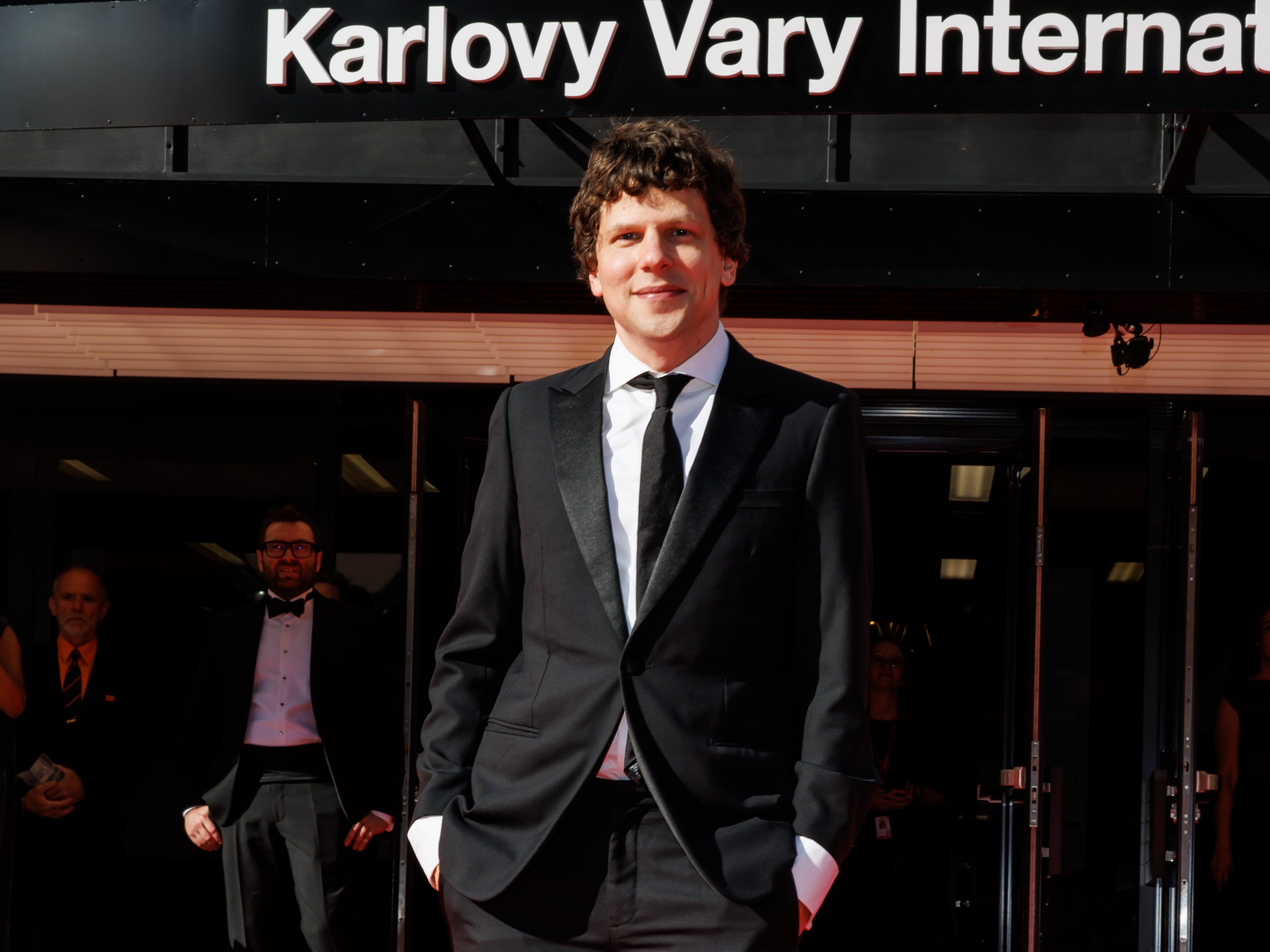 Jesse Eisenberg recibirá la ciudadanía polaca: "Deseo dedicar más tiempo de mi vida y mi carrera a trabajar en Europa"