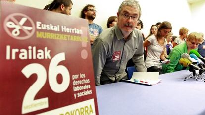 Adolfo Muñoz (en primer término), durante la rueda de prensa de esta mañana en Bilbao.