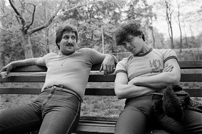 Personas sentadas en los bancos de Central Park. Nueva York, 1981