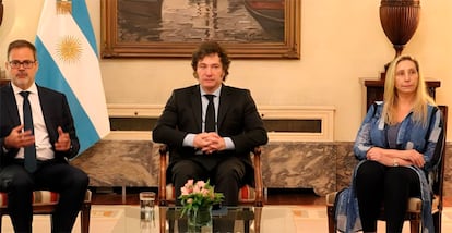 El presidente de Argentina, Javier Milei, este sábado flanqueado por el embajador argentino, Roberto Bosch, y por su hermana, Karina Milei. 
