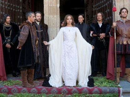 Parte del elenco de &#039;Isabel&#039;, con Michelle Jenner, que da vida a la reina de Castilla, en el centro
